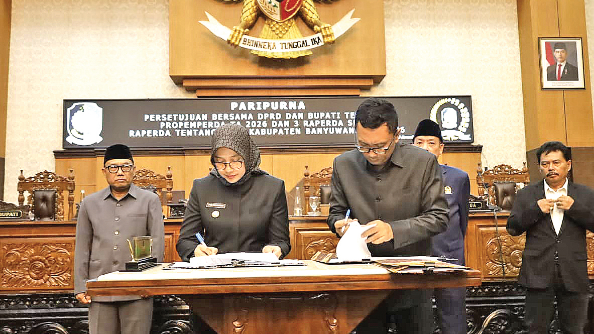 Bupati Ipuk Fiestiandani bersama Ketua DPRD I Made Cahyana Negara menandatangani dokumen persetujuan Rancangan APBD 2026 pada rapat paripurna dewan.