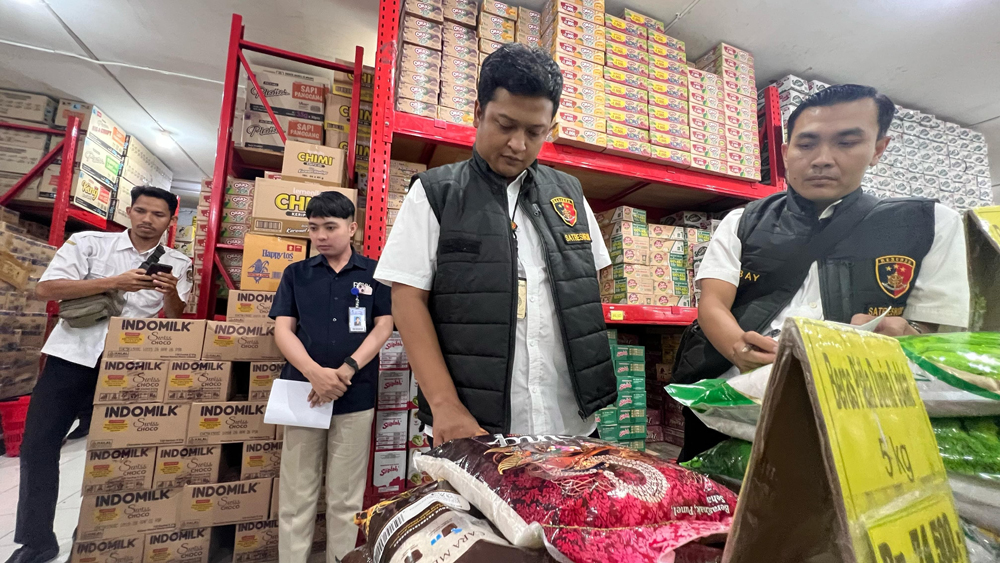 STOK AMAN: Tim Satgas Pangan memeriksa kualitas beras di salah satu swalayan di kota Banyuwangi.