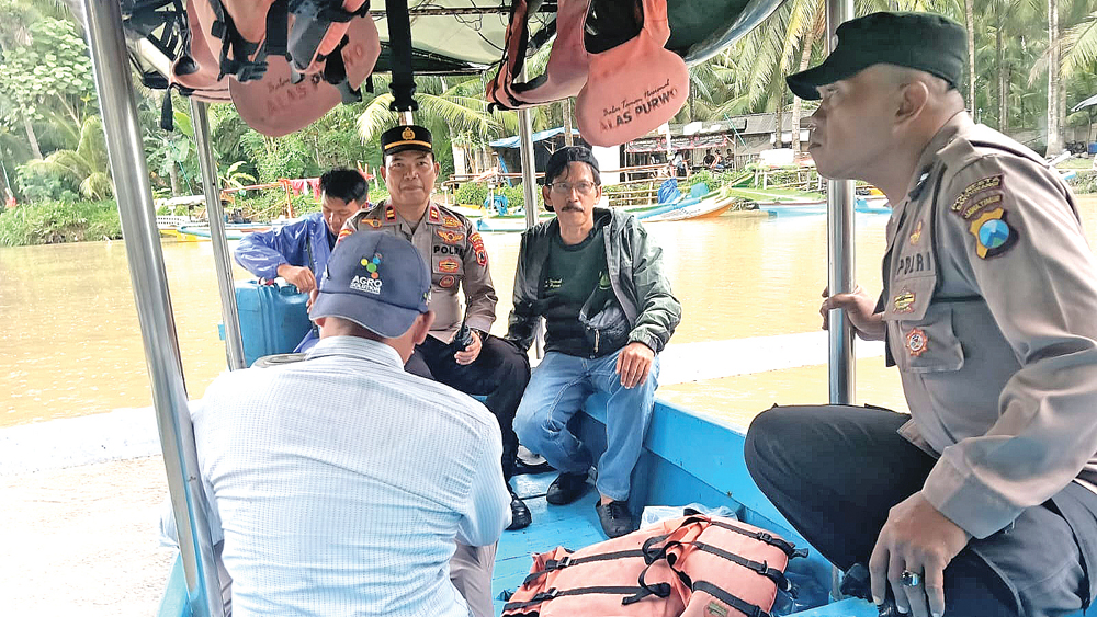 Anggota Polsek Tegaldlimo bersama petugas TN Alas Purwo melakukan pencarian pemancing yang hilang di Pantai Pasir Putih, TN Alas Purwo, Senin (8/12).