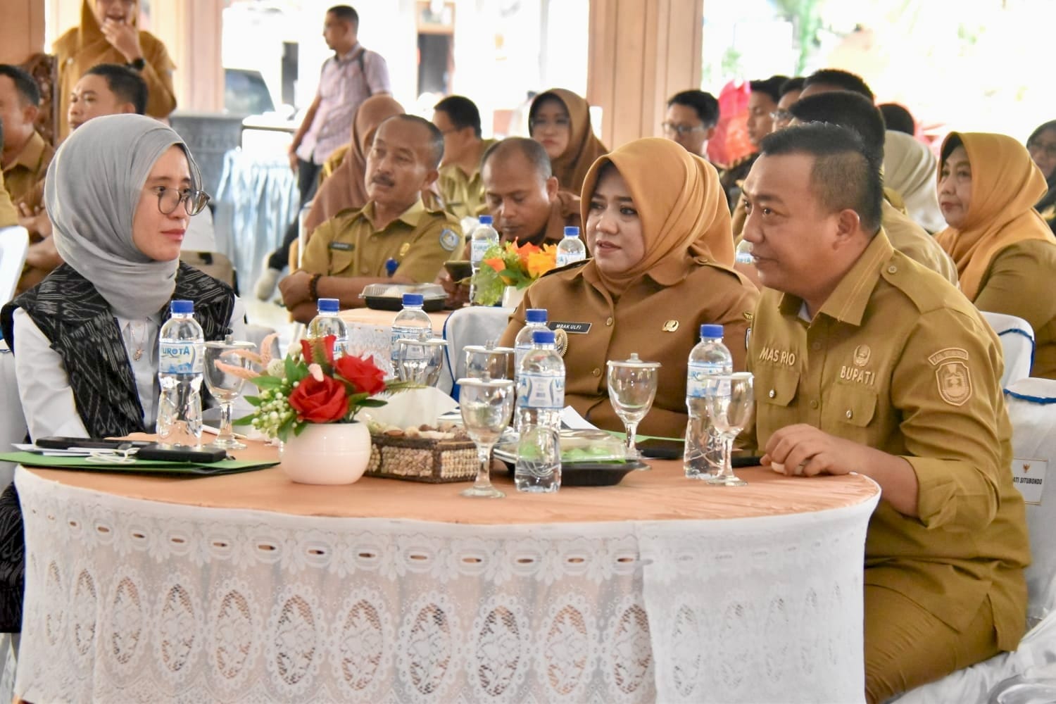 Bupati Situbondo Mas Rio dan Wabup Ulfiyah dalam salah satu acara. Ekonomi Situbondo triwulan III/2025 tumbuh 6,16 persen, melampaui Jawa Timur dan nasional.