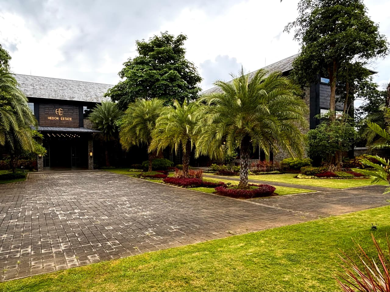 Hedon Estate Banyuwangi merupakan destinasi kulineran yang komplit. Memberikan suasana asri, arsitektur klasik, dan kuliner khas Osing yang autentik.