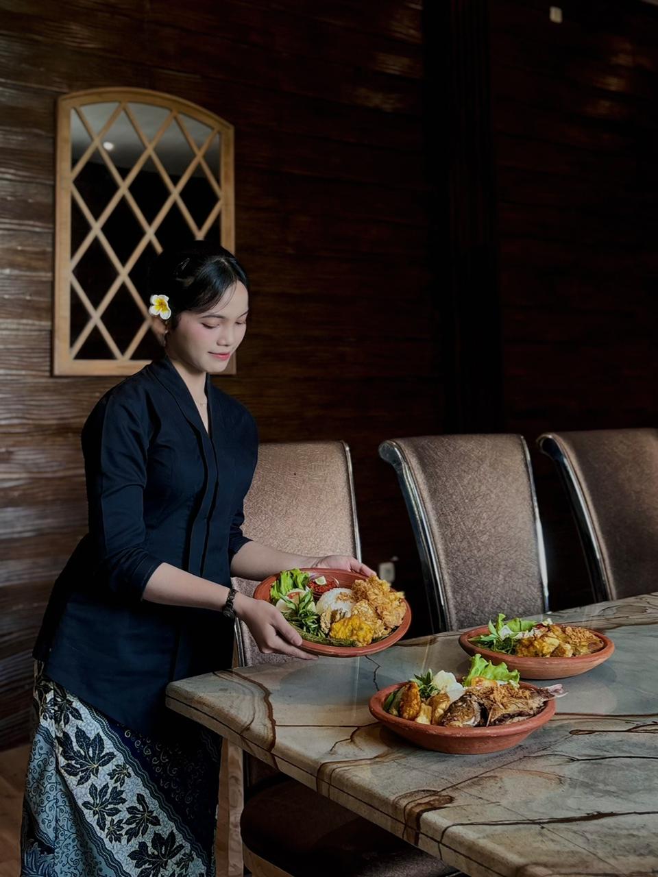 Nasi tempong Hedon Estate menyajikan perpaduan nasi hangat, sayuran segar, dan lauk rumahan. Disandingkan dengan sambal tempong yang pedas, segar, dan wangi jeruk khas Banyuwangi.