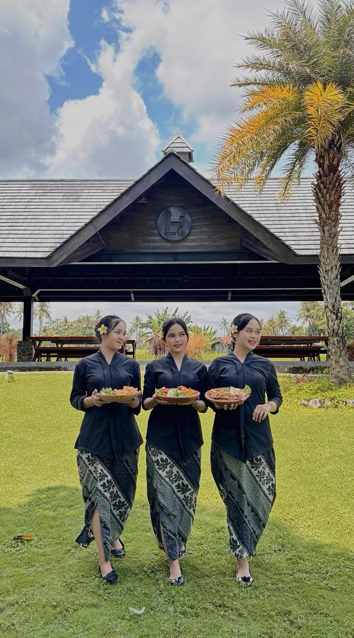 Daya tarik utama Hedon Estate adalah konsep arsitektur klasik yang semakin kuat karena seluruh karyawannya berbalut kebaya.