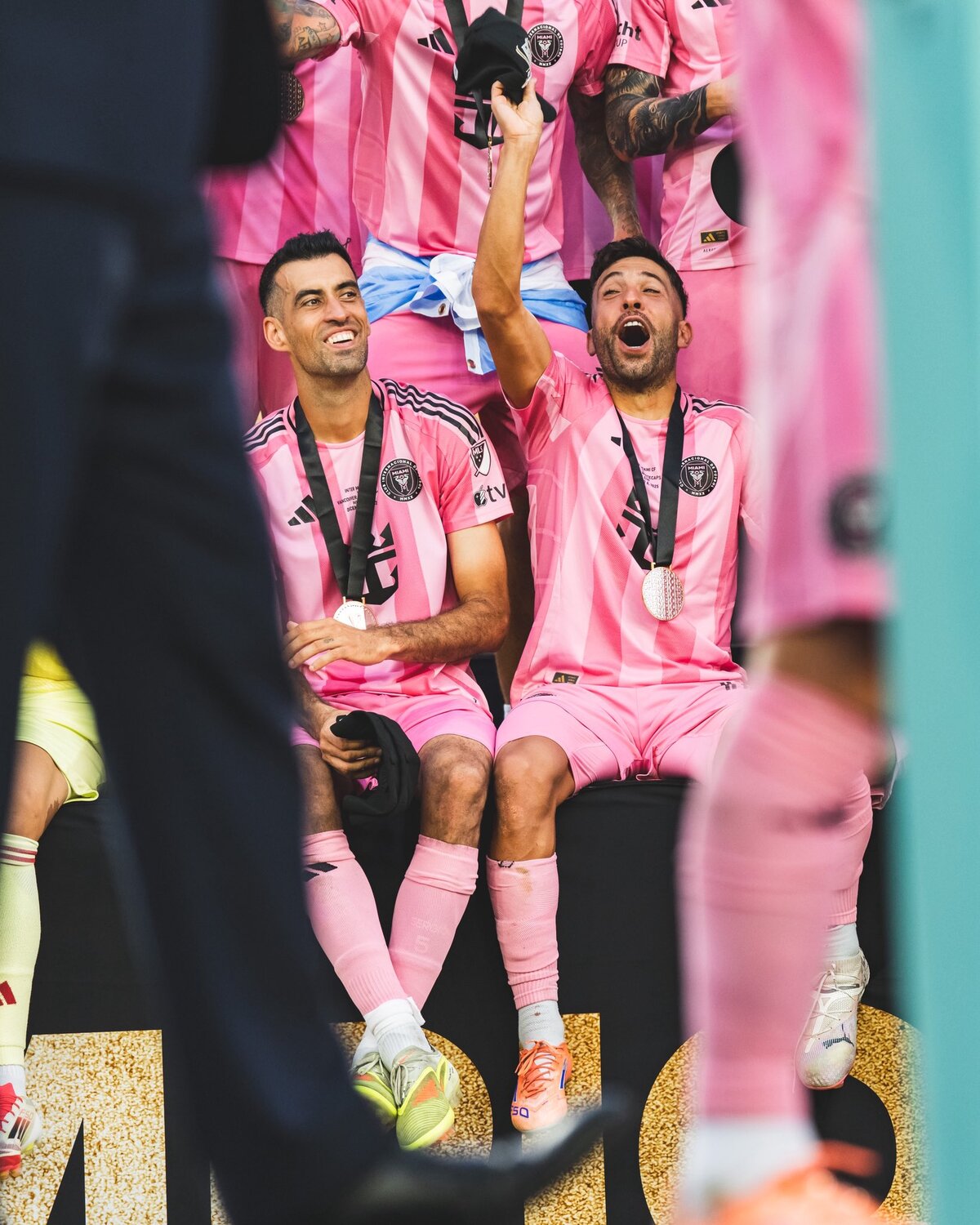 LEGENDA: Alba dan Busquest antar Inter Miami juara MLS Cup 2025
