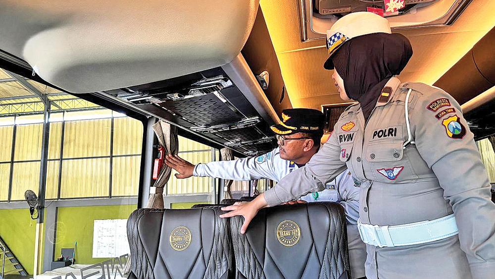 Aparat Polresta Banyuwangi bersama petugas Dishub melakukan pemeriksaan kelayakan teknis dan administrasi bus di Banyuwangi, Minggu (7/12).