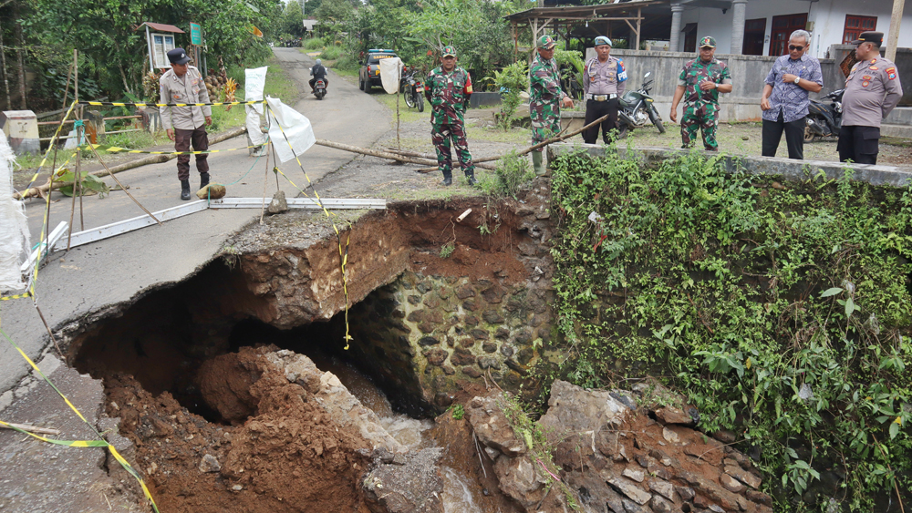 RUSAK PARAH: Jajaran Forpimka Songgon meninjau jembatan rusak di Dusun Sambungrejo, Desa Bayu, Kecamatan Songgon, Senin (8/12),