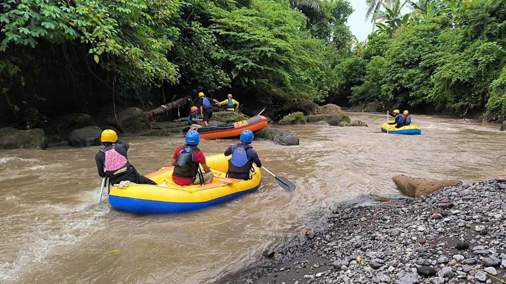 Pencarian Ponirin, warga Dusun Sumberagung, Sumberbulu, Songgon, yang hanyut terbawa arus Sungai Badeng semakin diperluas, Senin (8/12).