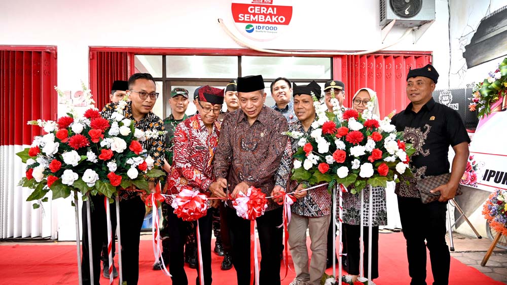 Menkop Ferry Juliantono didampingi Sekkab Guntur Priambodo, Kadiskop-UMP Nanin Oktaviantie, dan Ketua KKMP Tukangkayu Imam Maskun meresmikan beroperasinya KKMP Tukangkayu, Selasa (9/12).