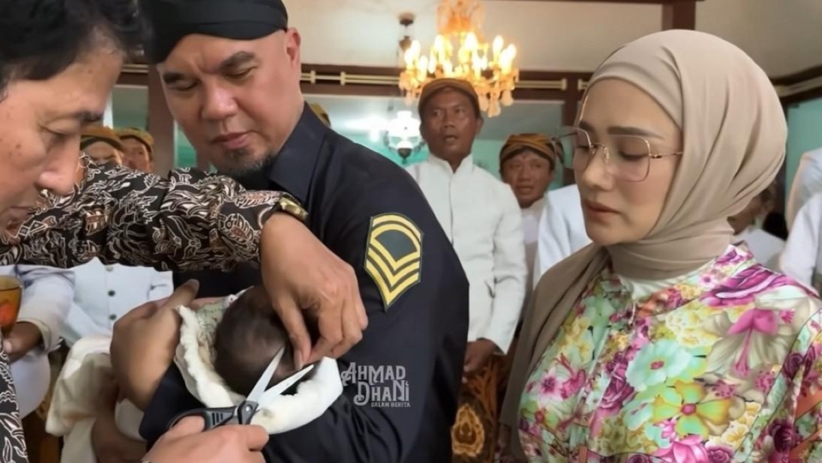 Mulan Jameela dan Ahmad Dhani resmi mengadopsi bayi perempuan bernama Siti Aminah.