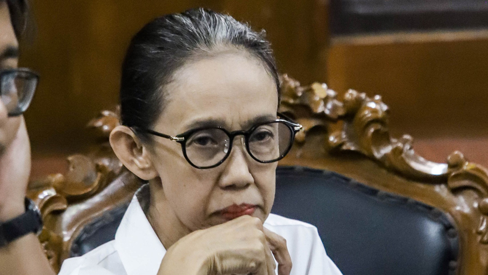 Nany Widjaja saat mengikuti sidang di PN Surabaya.