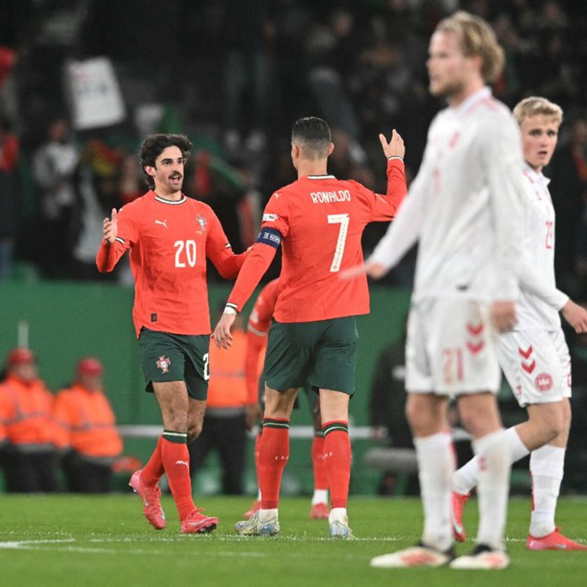 WATER BREAK: Ada aturan baru yang diterapkan FIFA yakni berhenti di menit 22