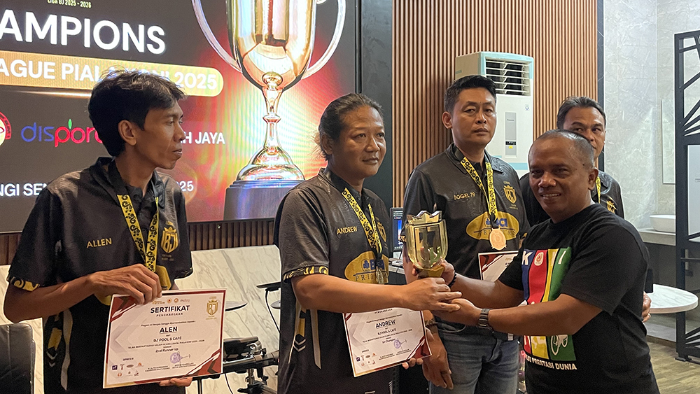 Sekretaris KONI Banyuwangi Supriyanto memberikan medali pada pemenang Liga Billiard BJ League Piala KONI season 1 di BJ Pool Giri, Senin (8/12).