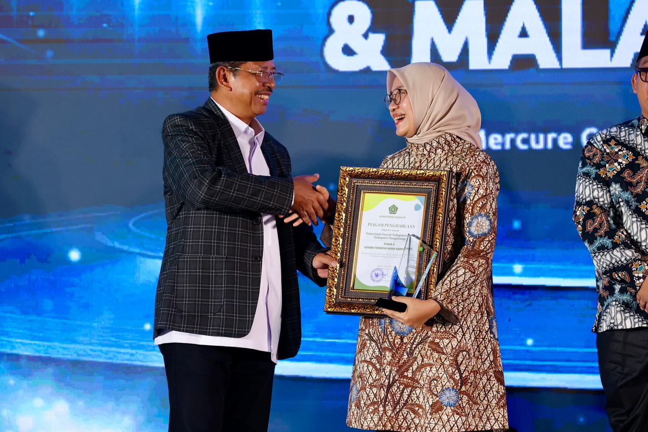 Sekjen Kemenag Kamaruddin Amin menyerahkan Anugerah Tanda Cinta PAI kepada Bupati Ipuk di Jakarta pada Selasa (2/12).