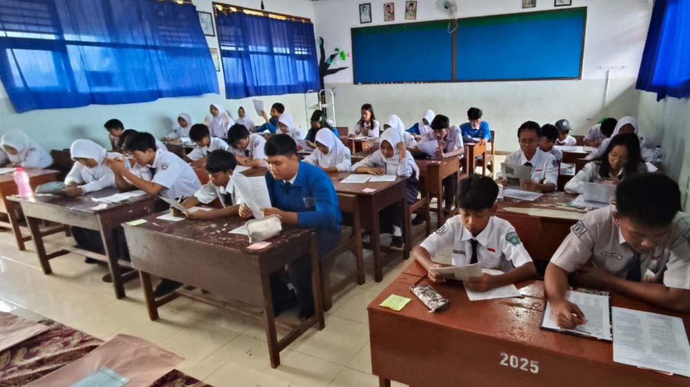 KERJAKAN SOAL: Para siswa SMPN 2 Banyuwangi sedang melaksanakan Ujian STS, Rabu (10/12).