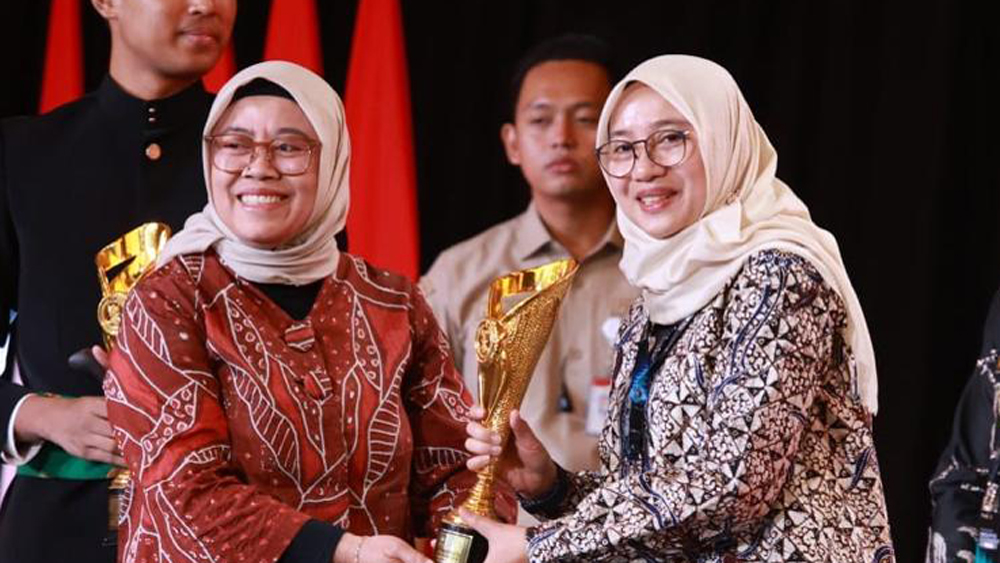 Bupati Ipuk Fiestiandani menerima piala penghargaan Kabupaten Terinovatif dari salah satu dewan juri IGA 2025 Titin Rosmasari di Jakarta, Rabu (10/12).