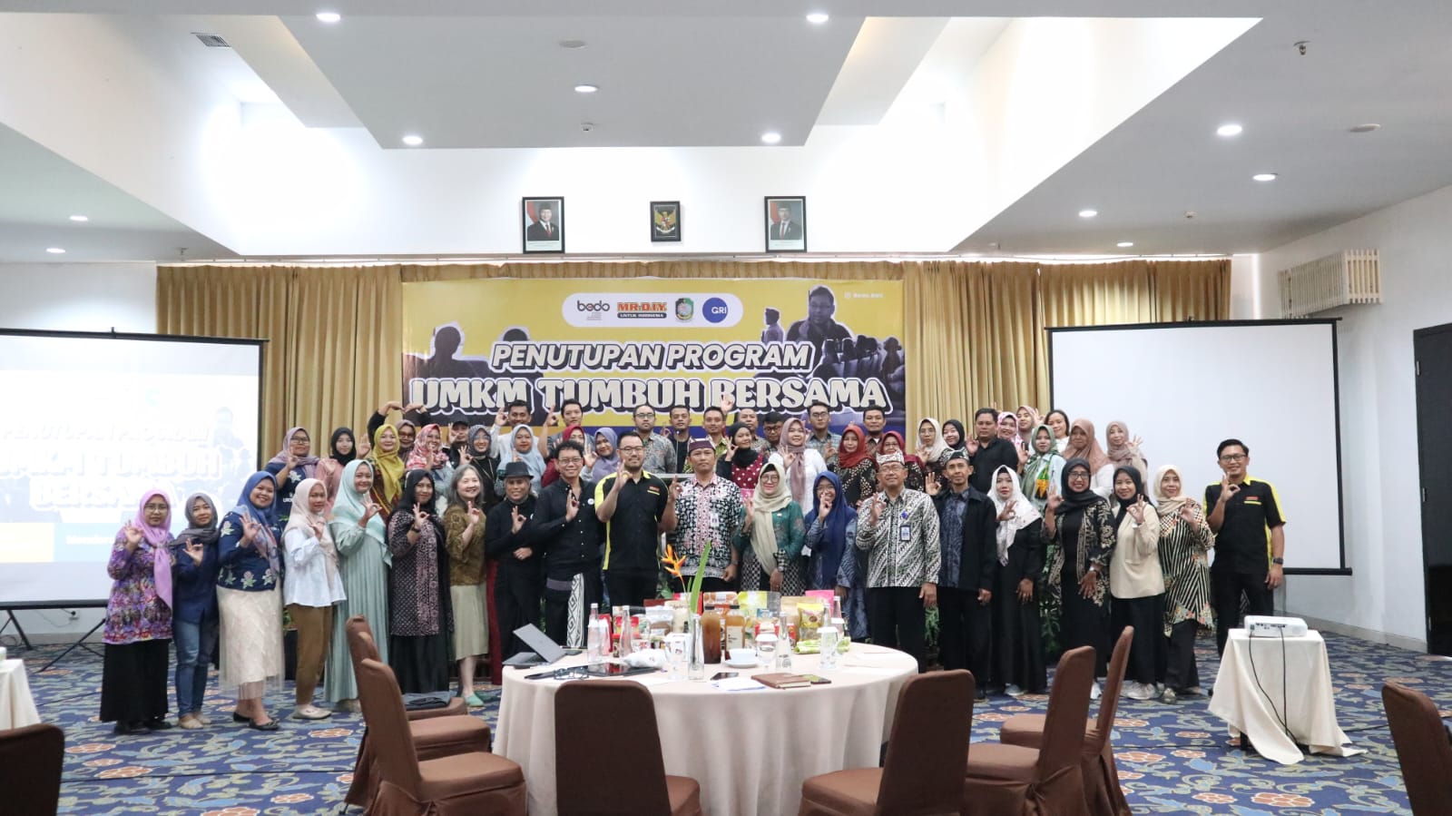 Tim MR.D.I.Y. Indonesia dan Yayasan BEDO bersama Hj. RR. Nanin Oktaviantie, Kepala Diskop UMP Kabupaten Banyuwangi, Lany Harijanti Regional Program Implementation Manager ASEAN GRI.
