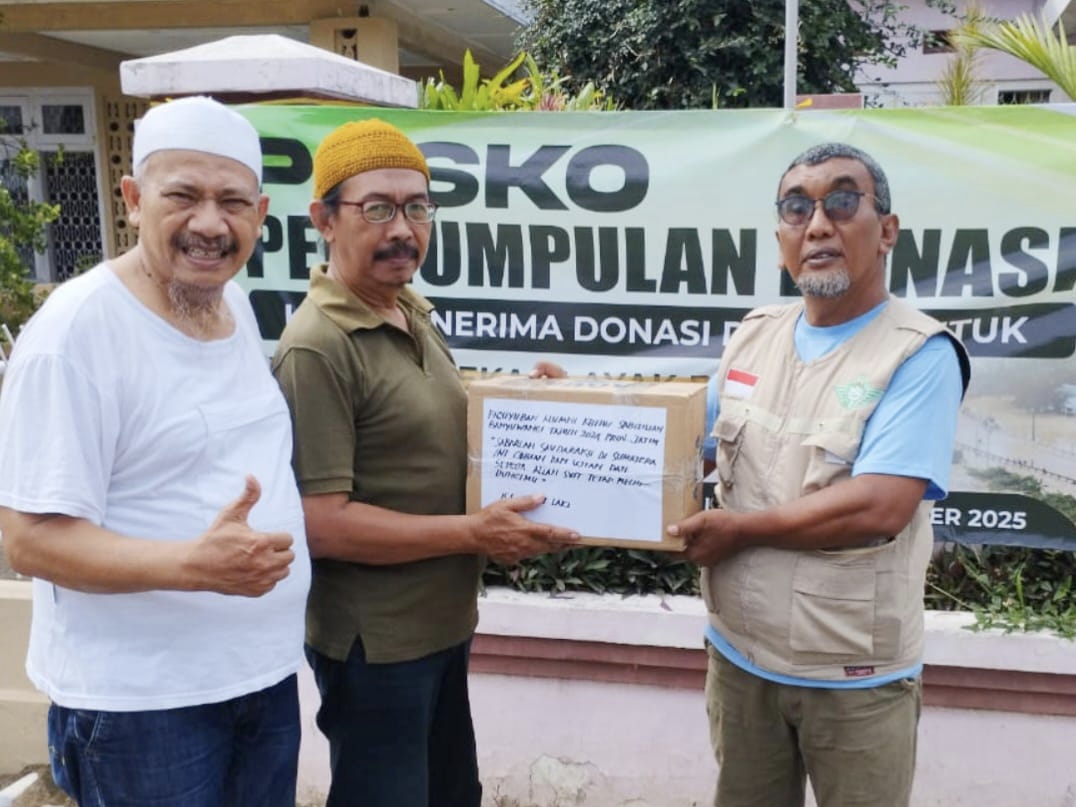 Paguyuban jamaah haji tahun 2024 yang tergabung dalam KBIHU Sabilillah Banyuwangi menyalurkan bantuan untuk kurban bencana Sumatera kepada Posko Peduli Saudara Al Irsyad Al Islamiyah, Banyuwangi.