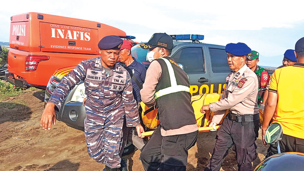 PENYELAMATAN: Tim Gabungan mengevakuasi jenazah pemancing yang hilang di Alas Purwo, Rabu (10/12). Jasad korban ditemukan di perairan Jembrana, Bali.