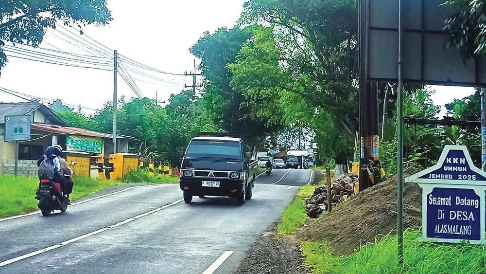 Batu dan pasir untuk perbaikan jembatan Pohblembem tersedia di di sekitar lokasi perbaikan jembatan di perbatasan Desa Benelan Kidul dan Desa Alasmalang, Singojuruh, Selasa (9/12).