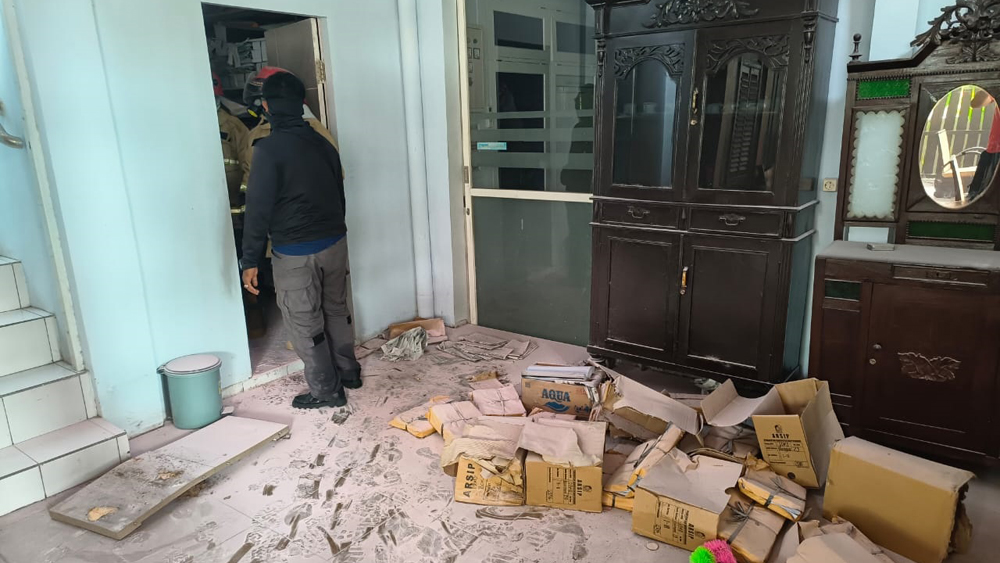 Dokumen penting berserakan saat proses pemadam api di ruang arsip kantor DPMD Banyuwangi, Selasa (9/12).