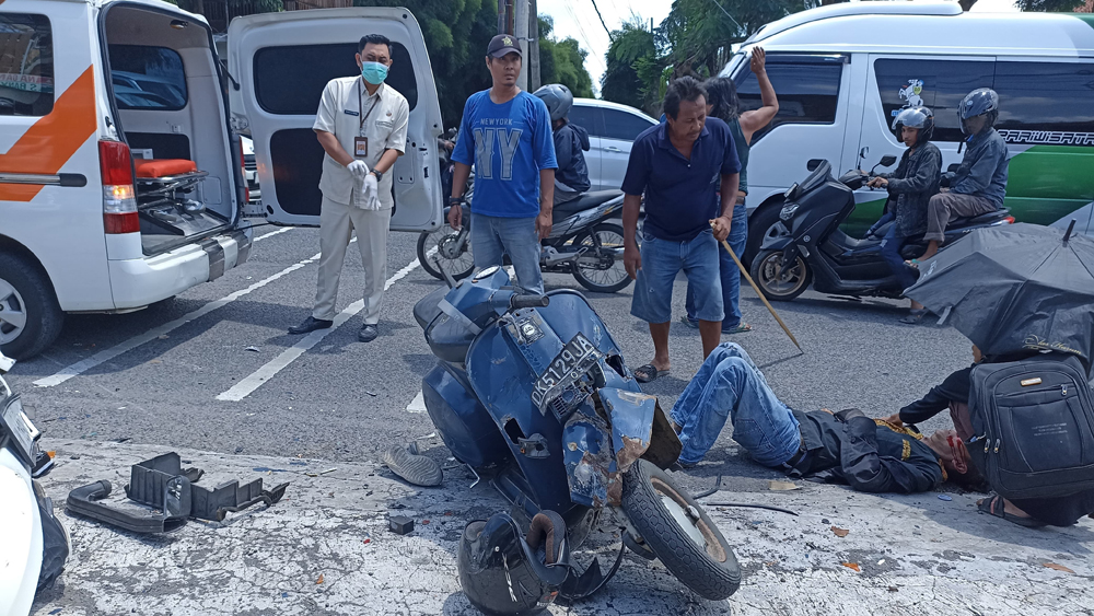 Sepeda motor Vezpa mengalami kerusakan usai terlibat kecelakaan beruntun di jalan raya depan Hotel El, Dadapan, Kecamatan Kabat, Rabu (10/12).