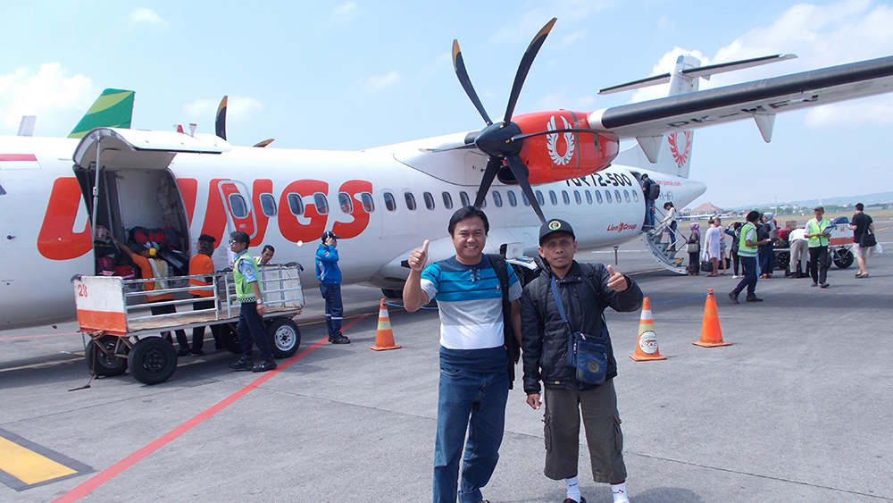 Penulis dan seorang penumpang Wings Air rute Denpasar-Lombok tiba di Bandara Internasional Lombok beberapa waktu lalu. Dalam waktu dekat Wings Air akan melayani penerbangan rute Banyuwangi-Lombok PP.