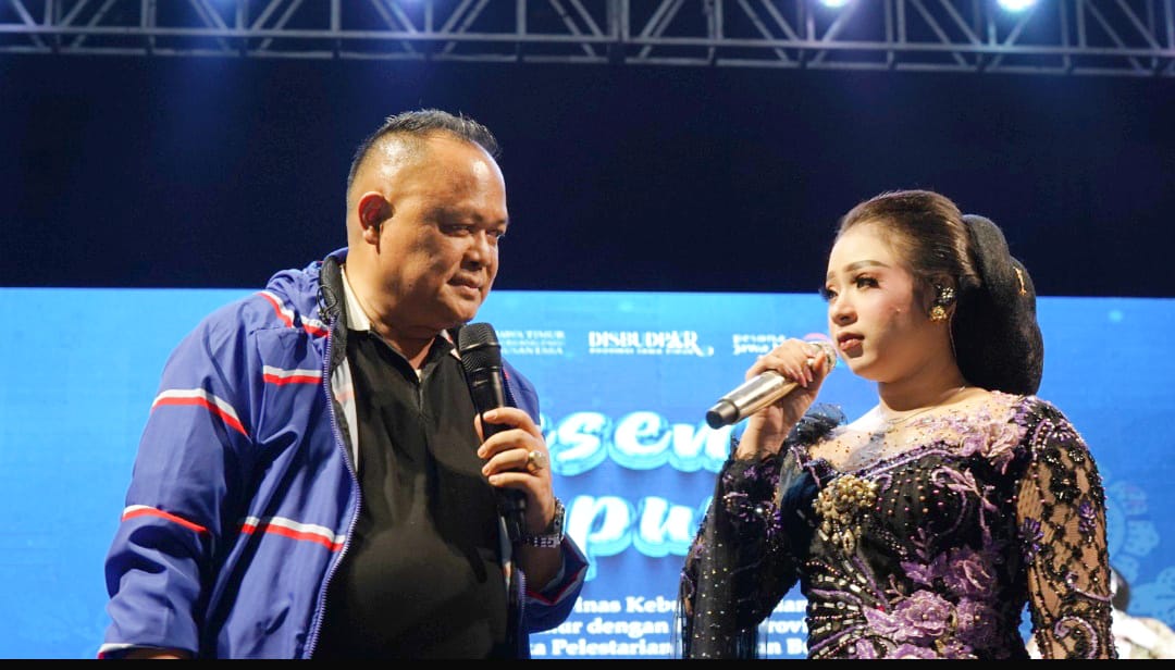 Anggota DPRD Jatim sekaligus Bendahara Demokrat Jatim dokter Agung Mulyono duet bersama Niken Salindry.