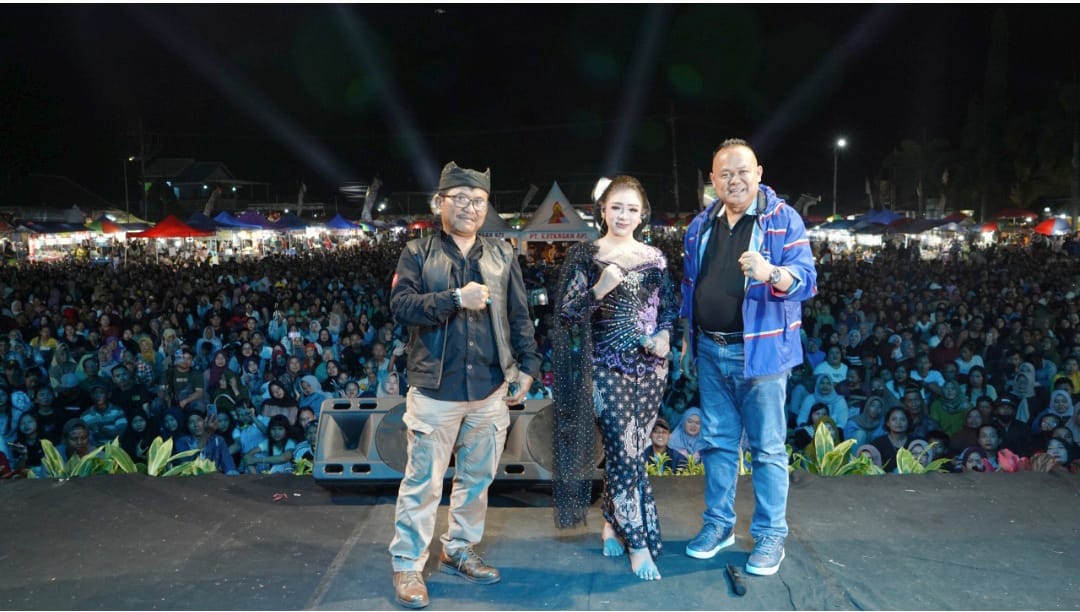 Gebyar Campursari Niken Salindry bersama dr. Agung Mulyono di RTH Tampo, Kecamatan Cluring, Rabu (10/12/2025) menjadi kebangkitan UMKM Banyuwangi.