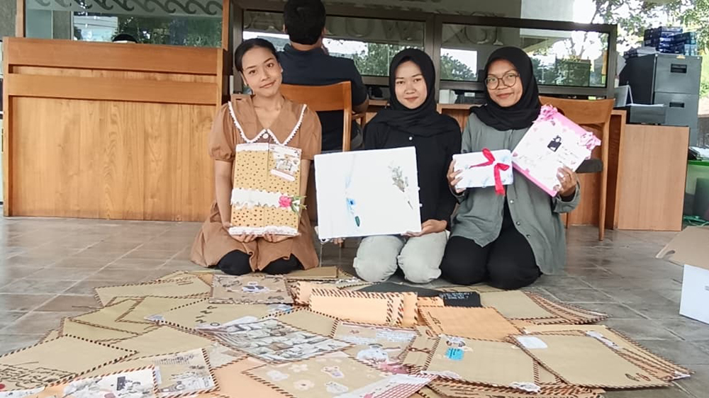 MEMBELUDAK: Ratusan Surat untuk Bupati mulai diseleksi tim panitia Jawa Pos Radar Banyuwangi, Kamis (11/12).