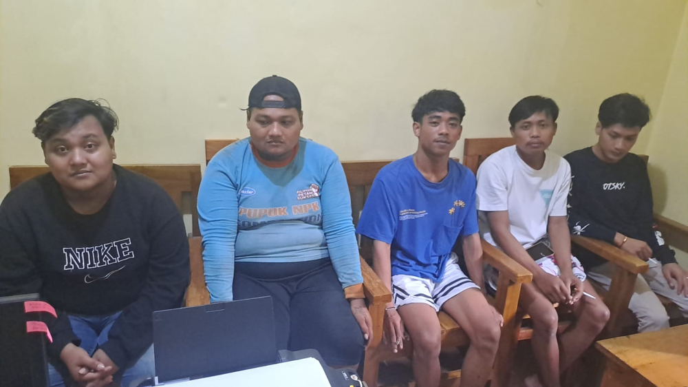 Lima pemuda asal Bangorejo menjalani pemeriksaan di Mapolsek Bangorejo, Kamis (11/12).