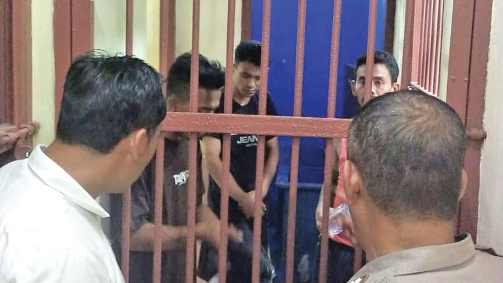 Polisi mengamankan tiga pelaku pencurian di Mapolsek Muncar, Kamis (11/12).