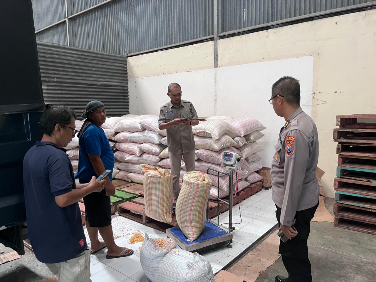 Polresta Banyuwangi mendampingi petani yang menyerahkan jagungnya ke Bulog.