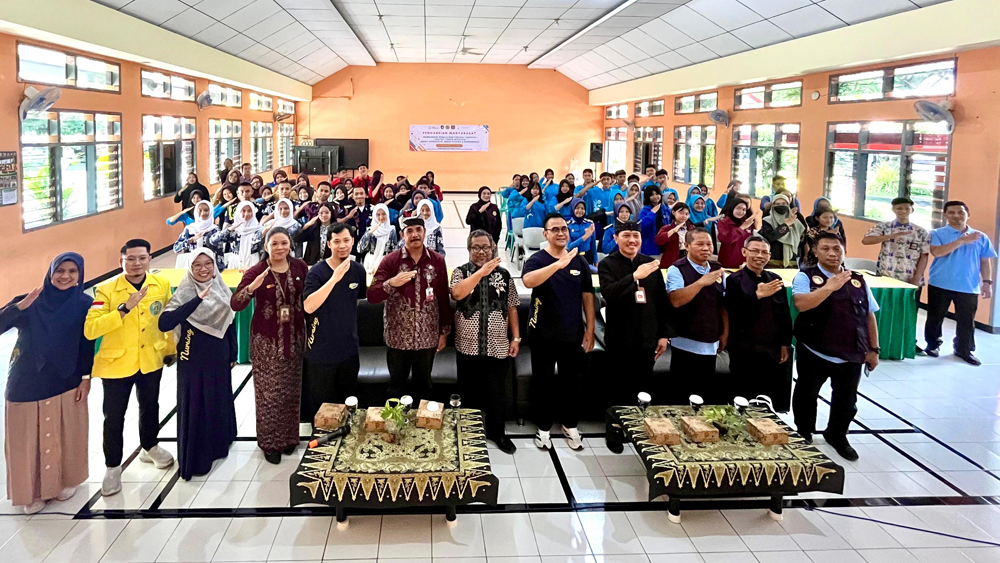 Guru Besar Fakultas Keperawatan UI Prof. Agung Waluyo, bersama Kepala Dinkes Amir Hidayat, dan Ketua DPD PPNI Banyuwangi Ns. H. Subroto pada kegiatan pengabdian masyarakat DPIS-UI di Aula SMAN 1 Giri.
