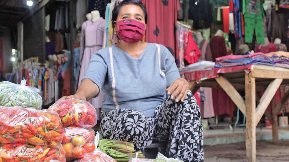 JAJAKAN DAGANGAN: Salah satu pedagang Pasar Genteng 1 sedang menunggu pembeli, Kamis (11/12).