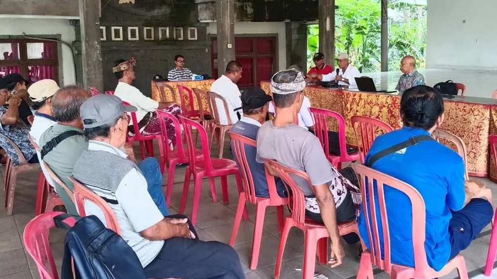 Pertemuan Forum Perbekel Terdampak Tol Gilimanuk-Mengwi di kantor Desa Antosri, Kecamatan Selemadeg Barat, Kabupaten Tabanan, Bali, Rabu (10/12/2025).