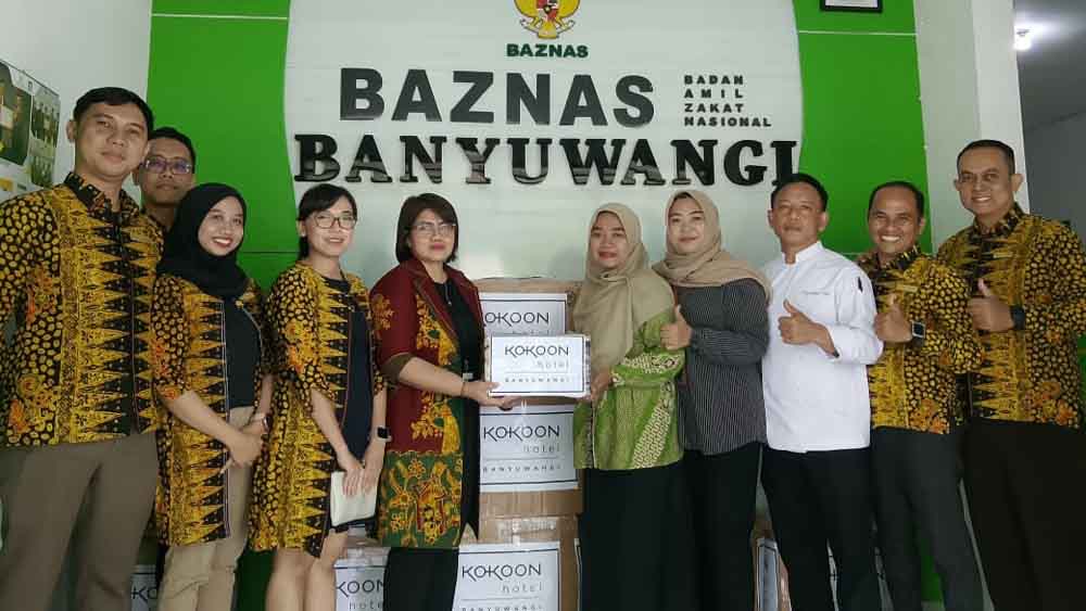GM Kokoon Hotel beserta jajaran menyerahkan bantuan korban banjir Sumatera secara simbolis kepada Sekretaris Baznas Banyuwangi Santi di lobi kantor Baznas Banyuwangi, Jumat (12/12).
