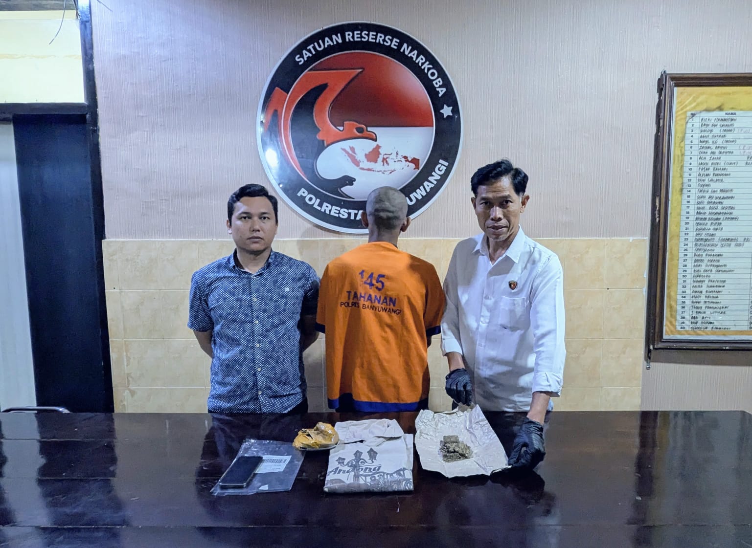 Polresta Banyuwangi mengamankan seorang tersangka pengedar ganja di Rogojampi.
