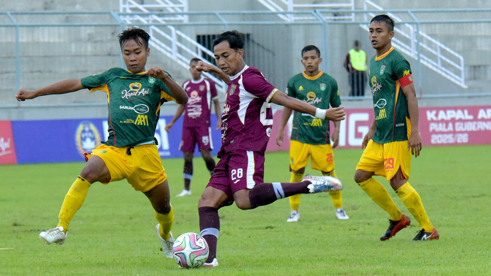 Forward Persewangi Surya Budi Prasetyo dihadang pemain PSSS di Stadion Diponegoro, Kamis (11/12). Sore ini, Skuad Persewangi akan kembali diuji pada laga kedua melawan Persebo 1964.
