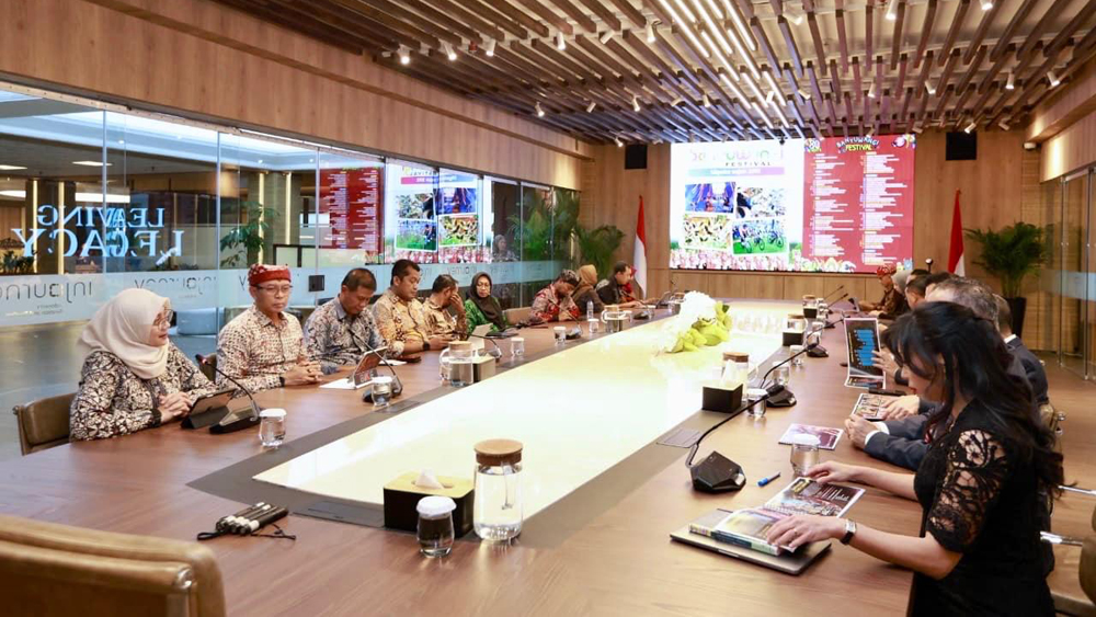 KOLABORASI: Bupati Ipuk beserta tim pemkab Banyuwangi bertemu langdung direksi InJourney di Jakarta pada Kamis (11/12).