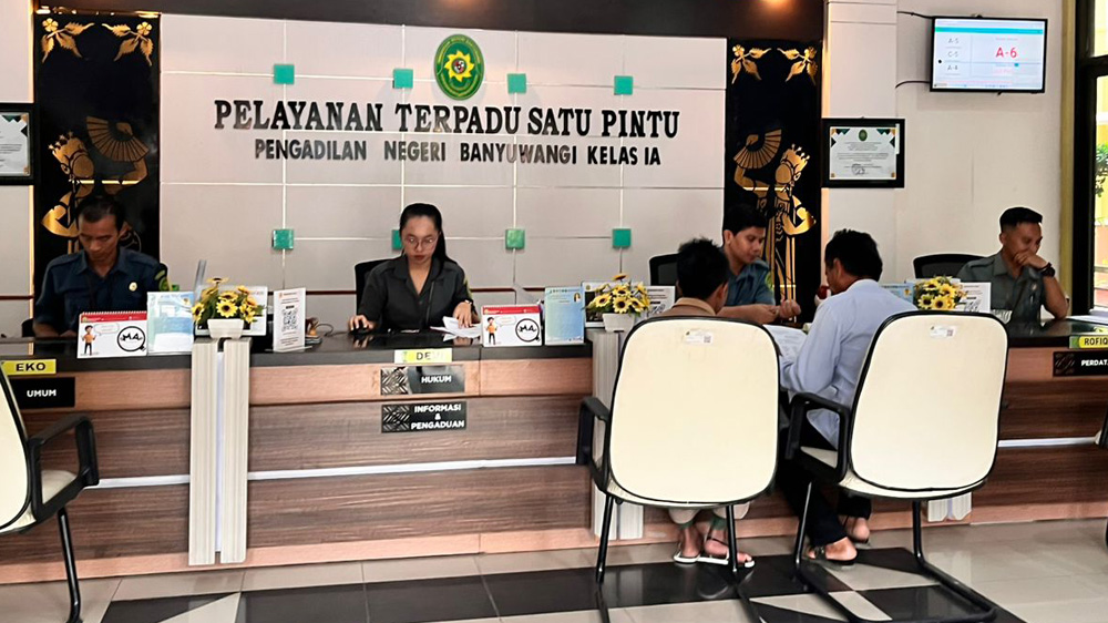 Terdakwa R didampingi kuasa hukumnya Uyun Sadewa mengajukan banding ke PN Banyuwangi, Jumat (12/12).