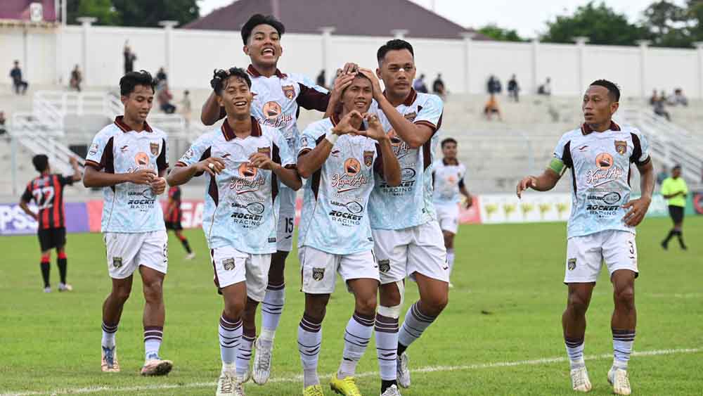 Penyerang Persewangi Bayu Mahardika melakukan selebrasi usai mencetak gol pertama di menit ke-11 ke gawang Persibo 1964 di Stadion Diponegoro, Sabtu (13/12).