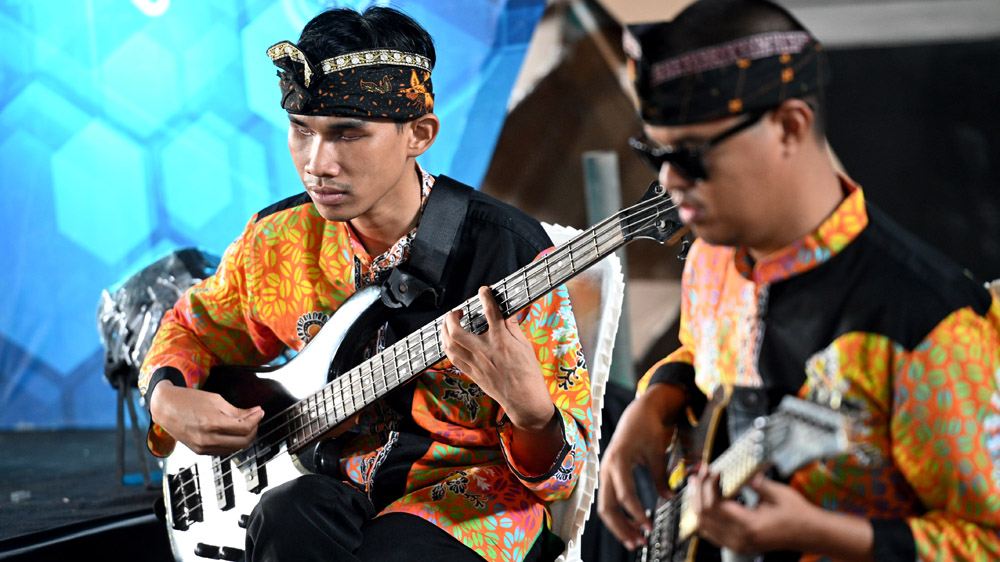 JAGO MAIN ALAT MUSIK: Anak-anak berkebutuhan khusus cukup piawai memainkan gitar dan bass dalam Festival Kita Bisa.
