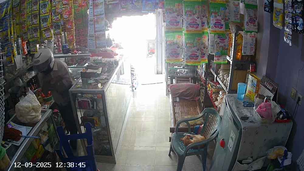 Aksi pencuri mengambil rokok di toko kelontong milik Endang, warga Dusun Melik, Desa Parijatah Kulon, Kecamatan Srono, Selasa (9/12).