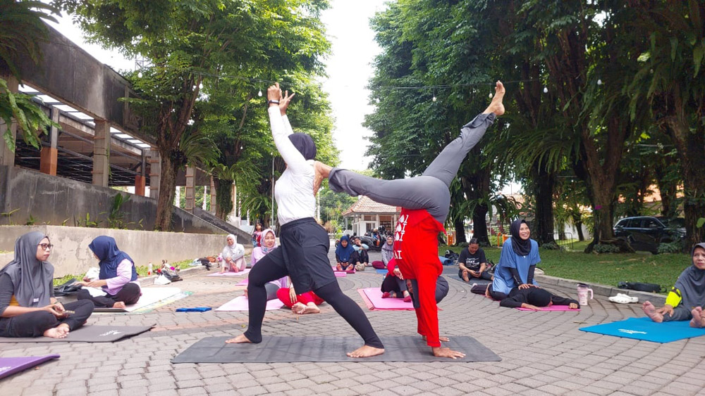 Peserta dari berbagai kalangan mengikuti yoga di jalan berpaving depan masjid Kantor Pemkab Banyuwangi, Sabtu (13/12).