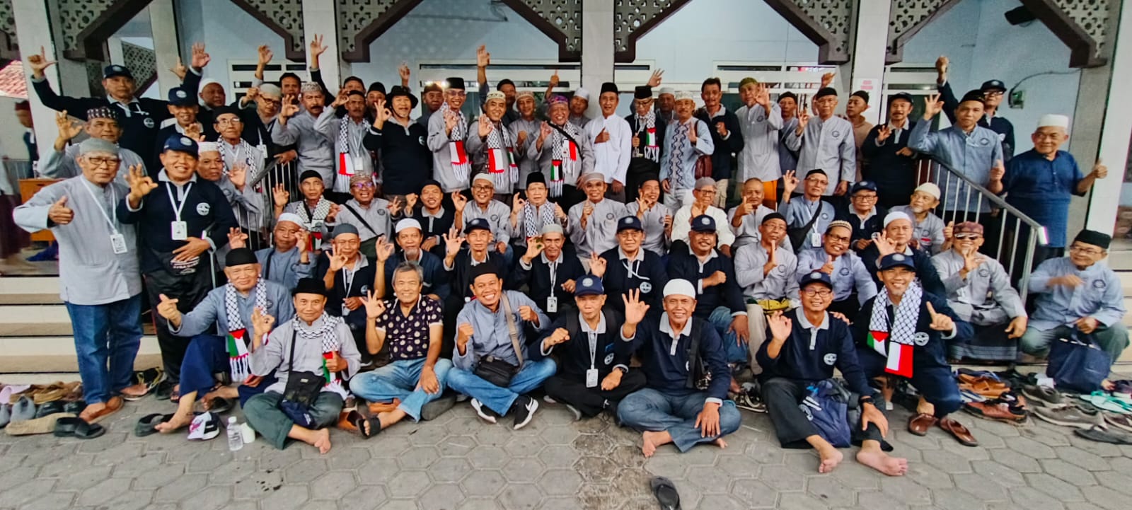 AJANG SILATURAHMI: KWT Madiun dan Komunitas Perjaka/ki, usai salat Subuh, pengajian dan sarapan sego cawuk berfoto bersama di Masjid Darul Arqom, Minggu (14/12).