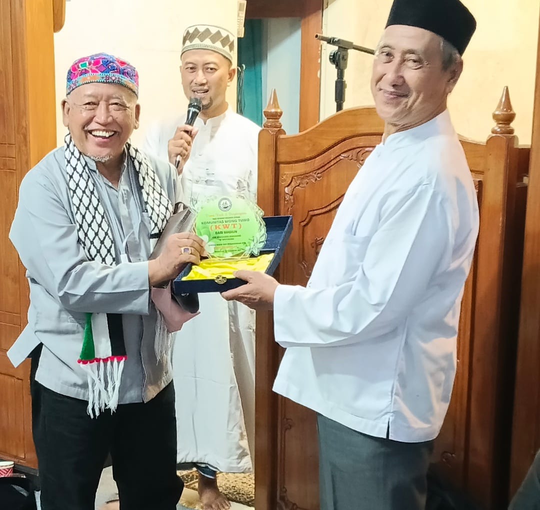 KENANG-KENANGAN: Perwakilan KWT (kiri) memberikan vandel kepada takmir Masjid Darul Arqom.
