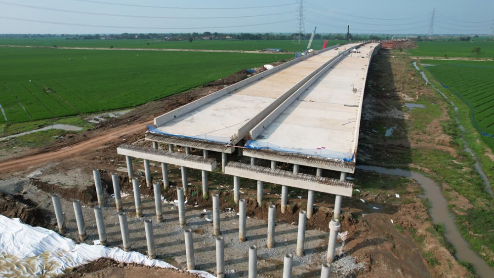 Pembangunan Jalan Tol Akses Patimban Paket 2 ini bertujuan untuk mempermudah akses menuju Pelabuhan Patimban agar semakin lancar, sekaligus memperkuat daya saing logistik nasional.