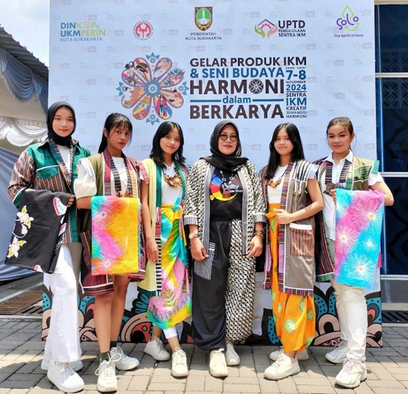 Batik Malessa lahir dari kampung Tipes Solo, memberdayakan ibu rumah tangga lewat fashion batik, lurik, dan tenun hingga menembus pasar global.