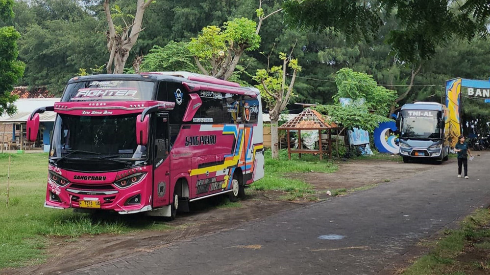 Bus Wisata asal Surabaya yang dipalak oknum warga di Bangsring Underwater Wongsorejo Banyuwangi.