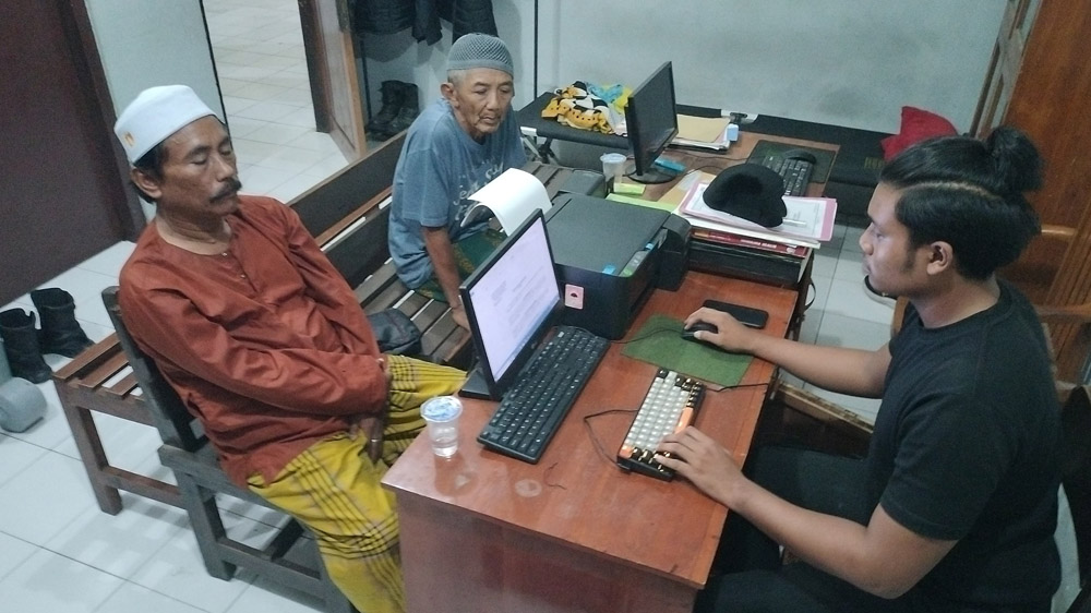 Dua terduga pemalak wisatawan, Busahra, 56 dan Joddy Soebiyanto 61, dibawa ke Polsek Wongsorejo untuk dimintai keterangan.